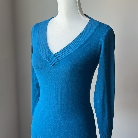 Smart Set V-Neck Sweater - Picture 9 of 11